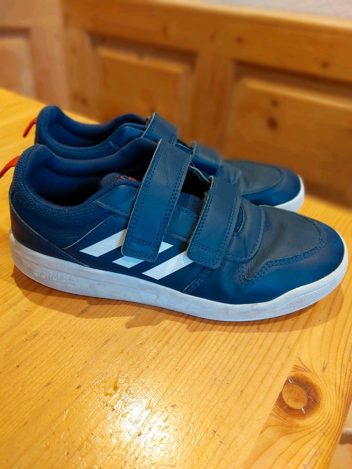 Adidas Hallenschuhe, blau, Gr. 36 2/3, non marking,  Klett in Garmisch-Partenkirchen