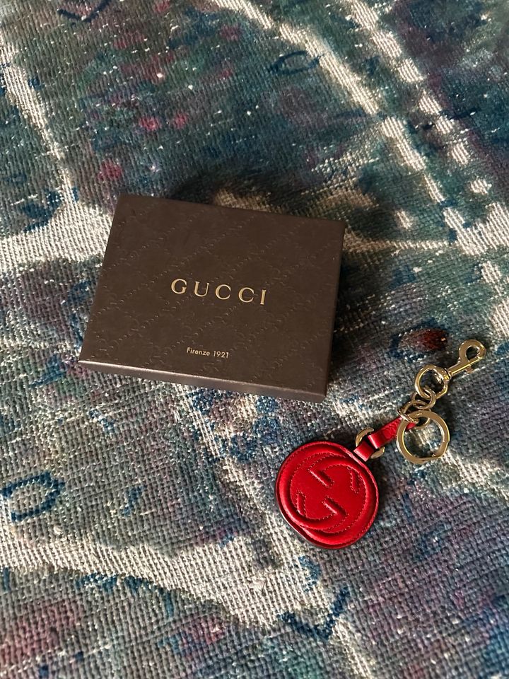 Gucci Schlüsselanhänger mit Karton rot Leder Taschenanhänger in Burgwedel