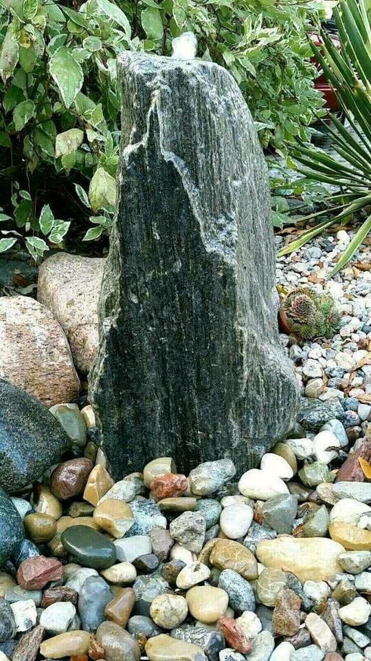 Quellstein Sprudelstein Findling Feldstein Granit Gneis in Hennigsdorf