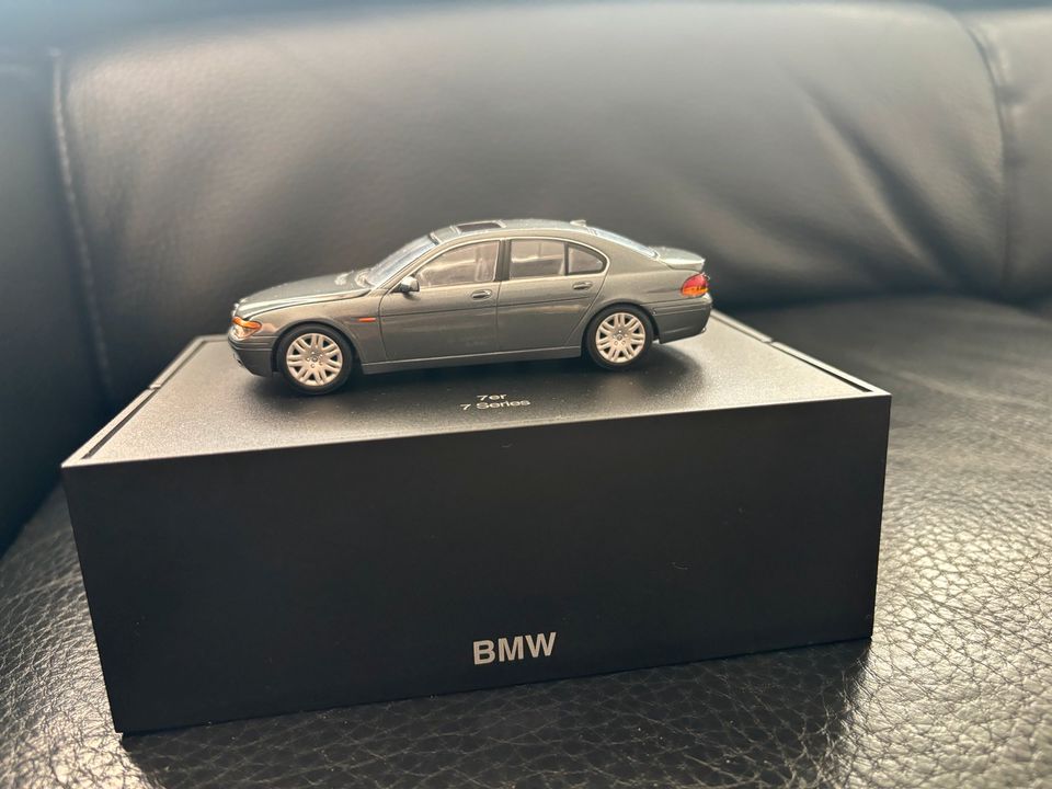 Modell Auto BMW 7 Series 1/43 MINICHAPS mit speziellen Box in Renningen