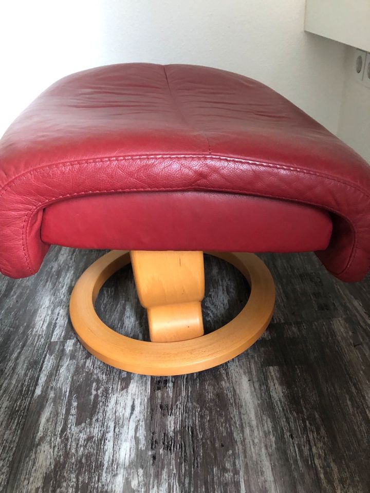 Stressless Ledersessel rot mit Hocker in Hofheim Unterfr.