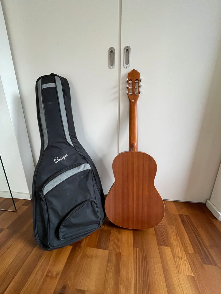 Ortega Gitarre mit Tasche und Zubehör in Lappersdorf