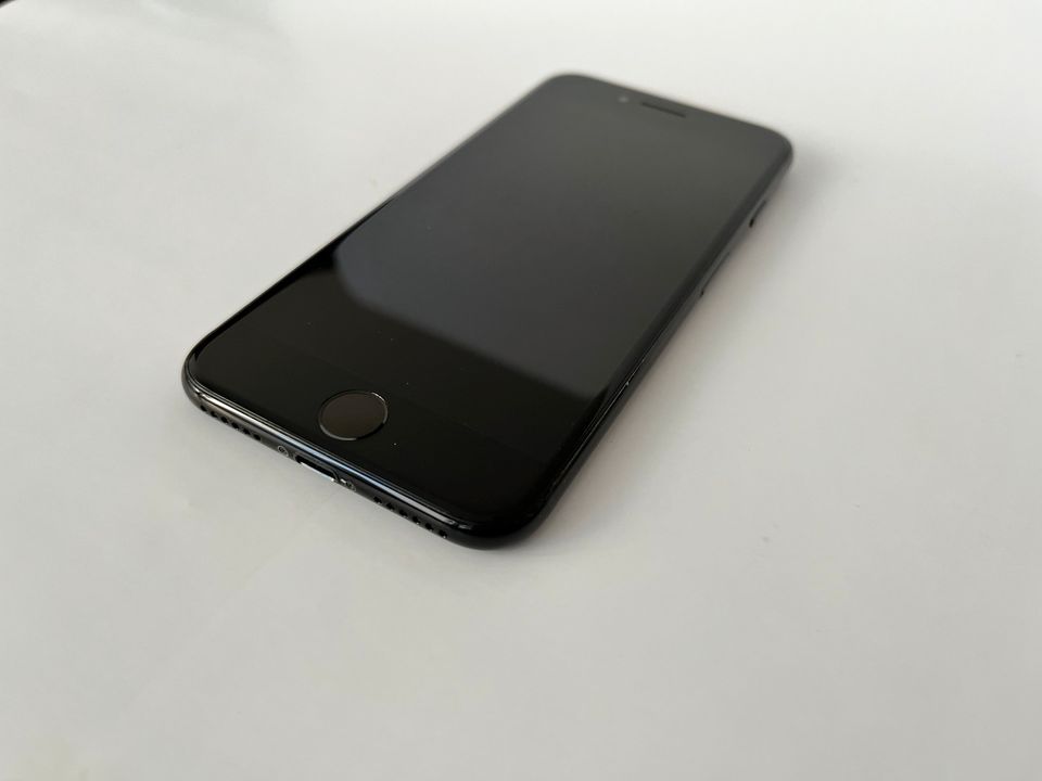 Apple iPhone 7 128 GB Jet Black in Gießen