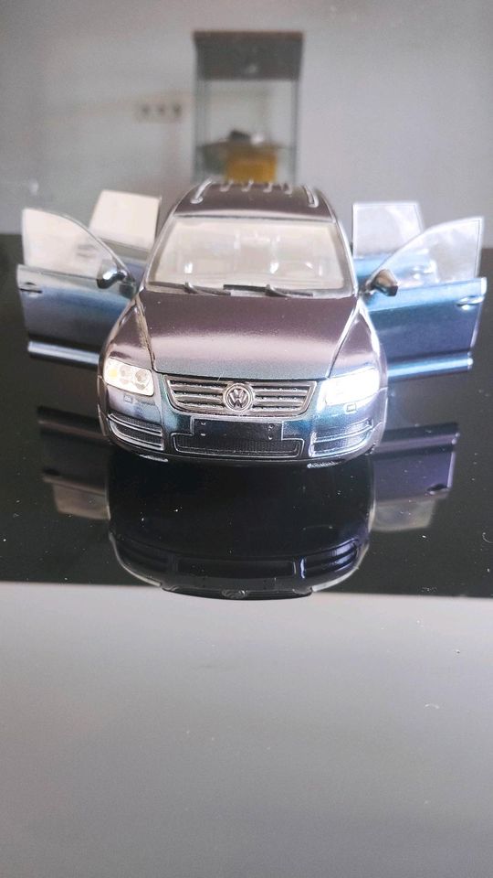 1:18 VW Touareg Effektlackierung und 22" Borbet Felgen in Remscheid