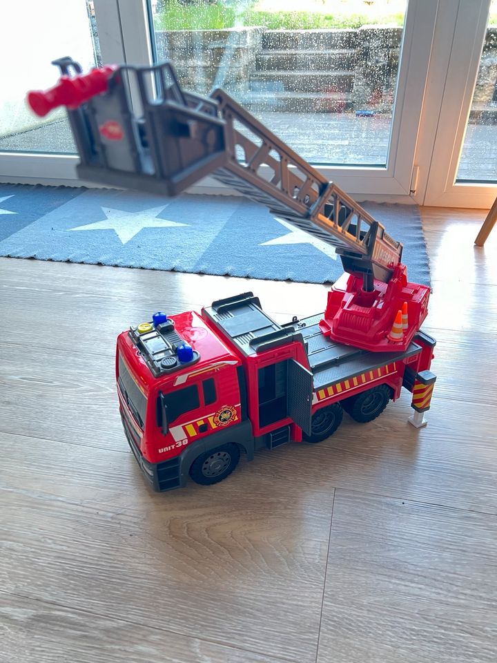 Dickie Toys Pro Feuerwehr Drehleiterfahrzeug 50cm in Selters