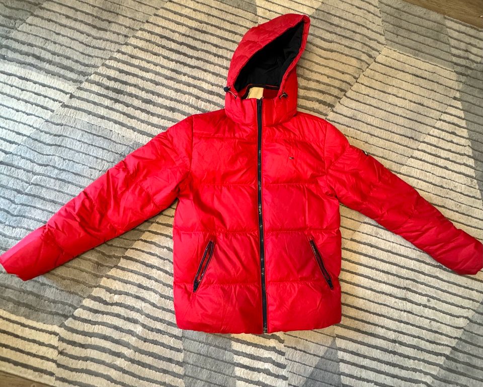 Tommy Hilfiger Daunen Jacke für Männer rot Gr. M in Kempten