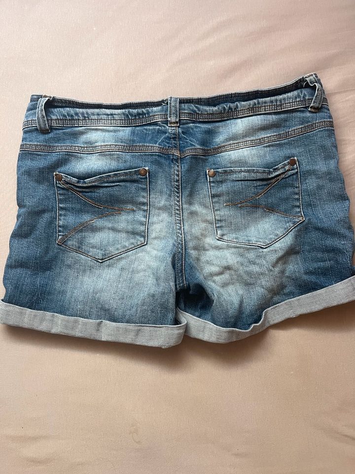 Yessica C&A Jeans Shorts, blaue kurze Hose, Gr.42 in Alzenau
