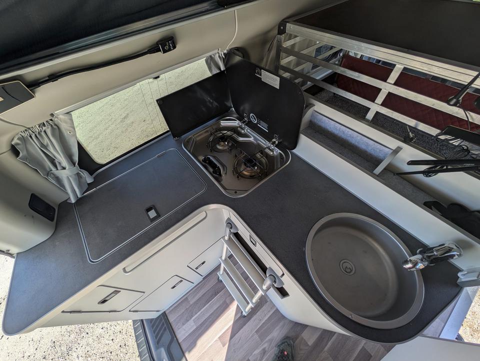 Doggie-Mobil: Ford Nugget Aufstelldach mit 2 grossen Hundeboxen in Grafrath