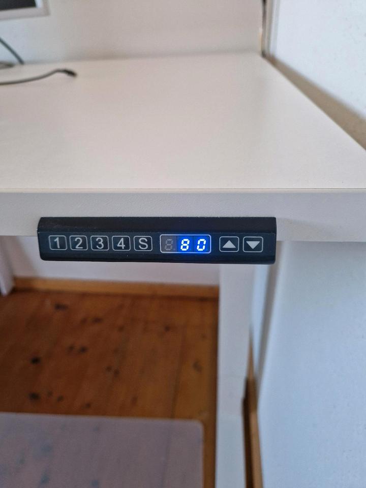 Elektrisch höhenverstellbarer Schreibtisch 140×80cm in Oy-Mittelberg