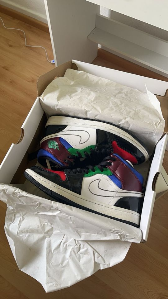 WMNS AIR JORDAN 1 MID SE in Achern