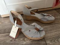 Tommy hilfiger Sandale Keilsandale gestreift 37 neu Sandalette Sachsen - Treuen Vorschau