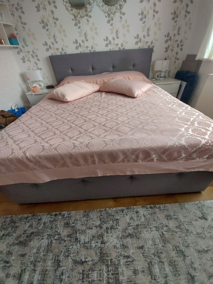 Hochwertige Tagesdecke mit Kissenbezügen SET Schlafzimmer in Fernwald