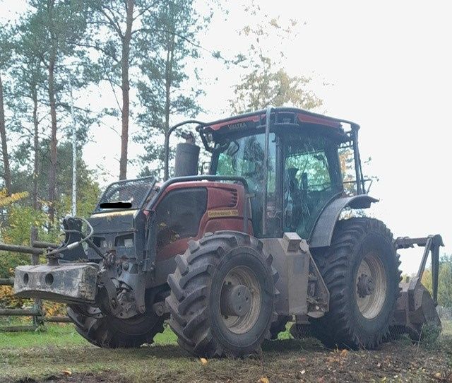 Traktor Valtra Forstschlepper in Solms