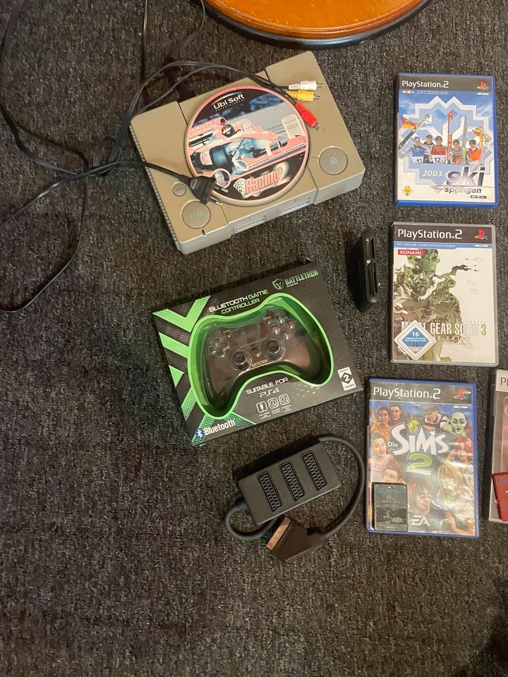 Ps1, PlayStation 2 spiele, 4 Controller und ein ps4 Controller in Ostrhauderfehn