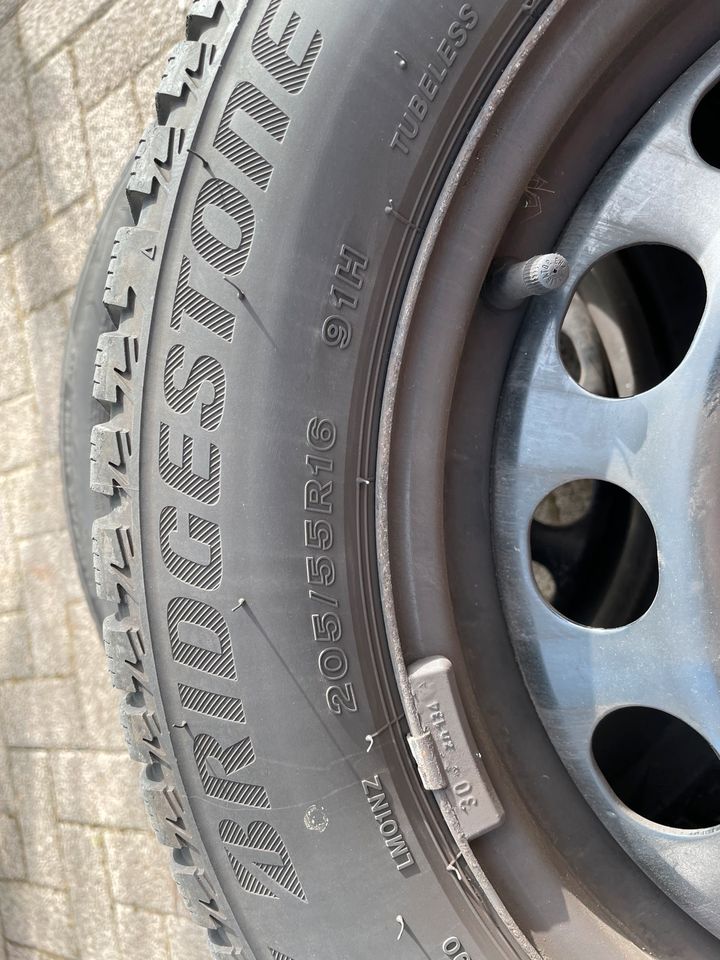 4 x Winterreifen auf Felge VW Golf 205 55 R16 Bridgestone in Weimar