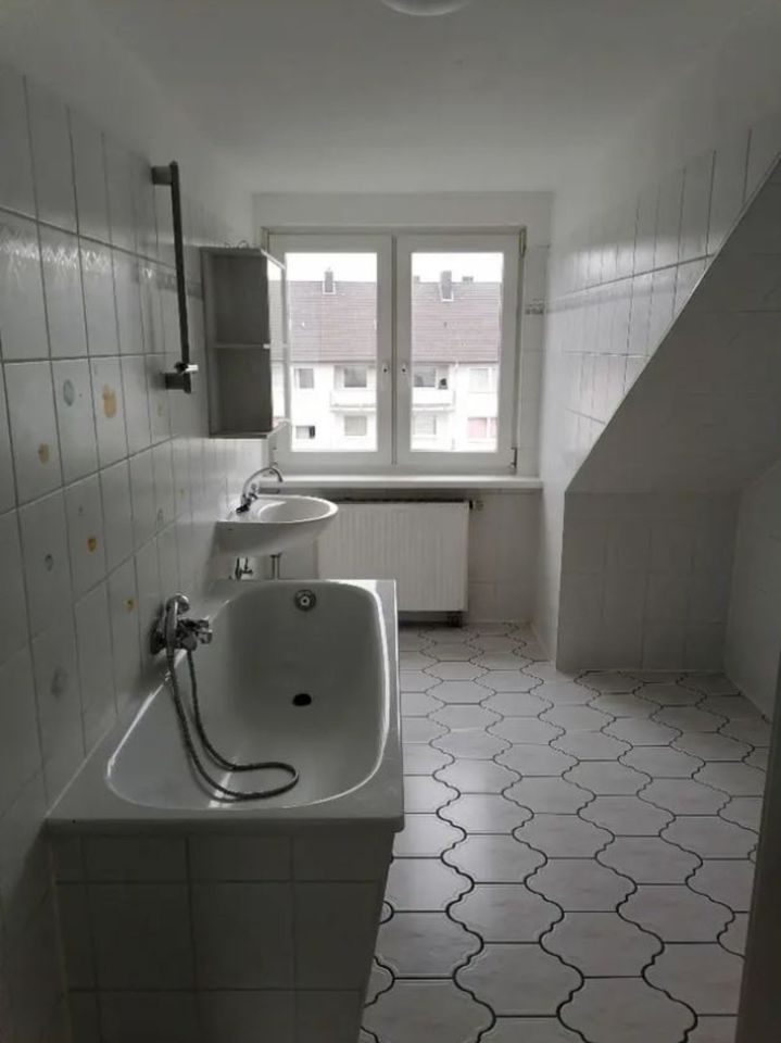 Schöne 2 Zimmer Wohnung inkl. Küche und Wannenbad frisch renovier in Wuppertal