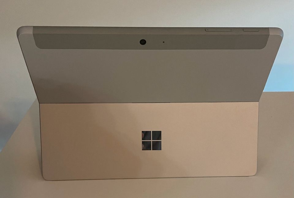 Microsoft Surface Go LTE silber mit Zubehör wie neu in Düsseldorf