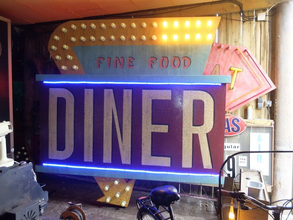 Riesiges DINER Leuchtschild Neon Blechschild aus Filmrequisite in Viersen