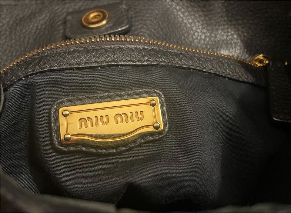 Miu Miu Schultertasche Handtasche schwarz in München