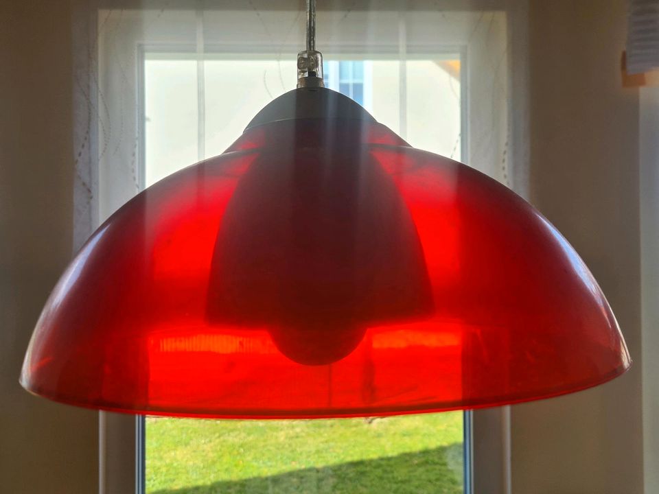 Hänge-Lampe, transparent rot, prima erhalten in Sonnenbühl
