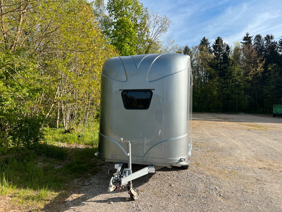 2 - Pferdeanhänger neuwertiger Zustand 2700Kg Pferde rückwärts in Vaterstetten