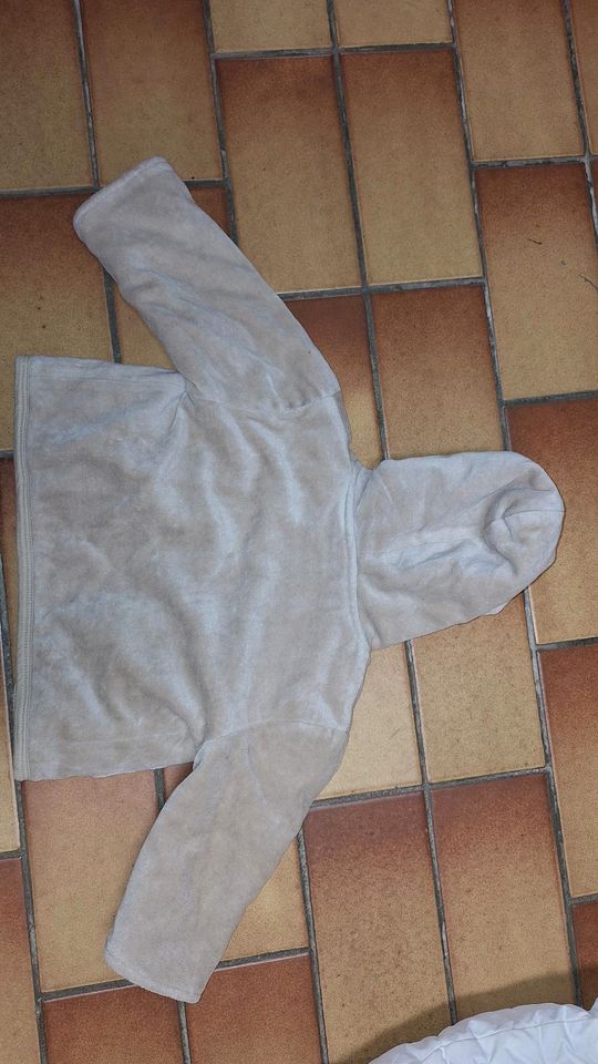 Warme flauschige Babyjacke Größe 62, beige in Neustetten