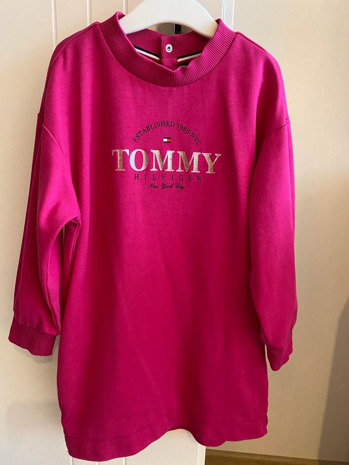 Sweatkleid von Tommy Hilfiger in Magenta in Fürstenau