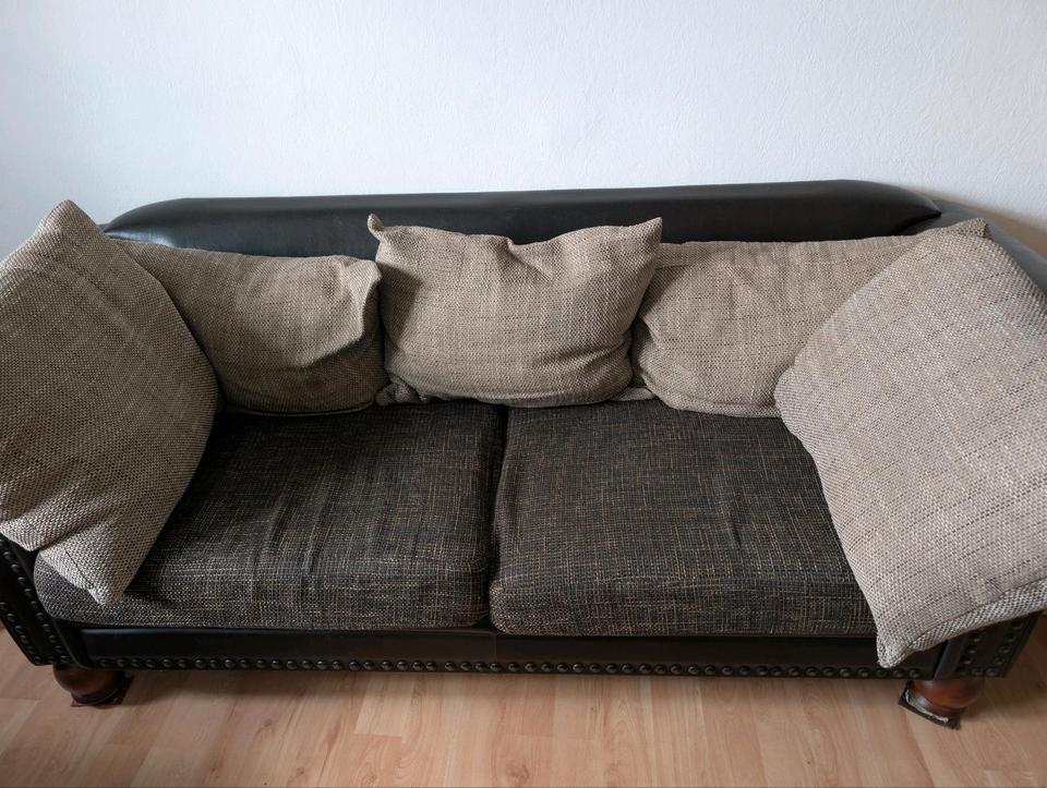 Kostenlos abzugeben 2x Couch, 1x Sessel und 1x Wohnzimmertisch in Koblenz