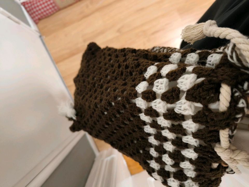 Richtig schöner Selfmade BOHO selbstgestrickter Umhängebeutel ! in Flensburg