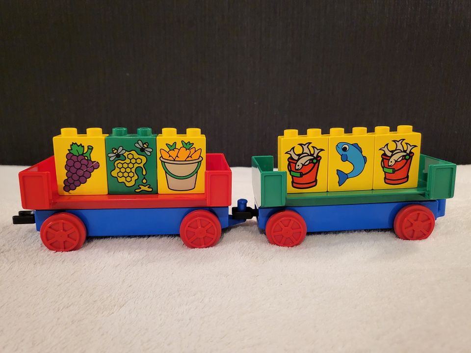 Lego Duplo 2 Eisenbahn Wagons + 6 Lebensmittelsteine in Kempten