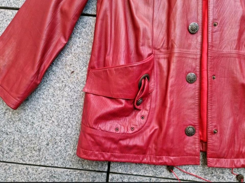 Rote Lederjacke mit Kapuze in Wesel