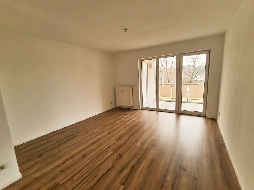 Hier fühlt es sich nach Zuhause an! Großer Balkon, Badewanne und vieeel Platz! in Flöha 