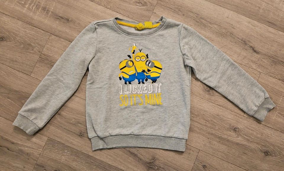 Minions Pullover Gr. 122/128 in Müncheberg