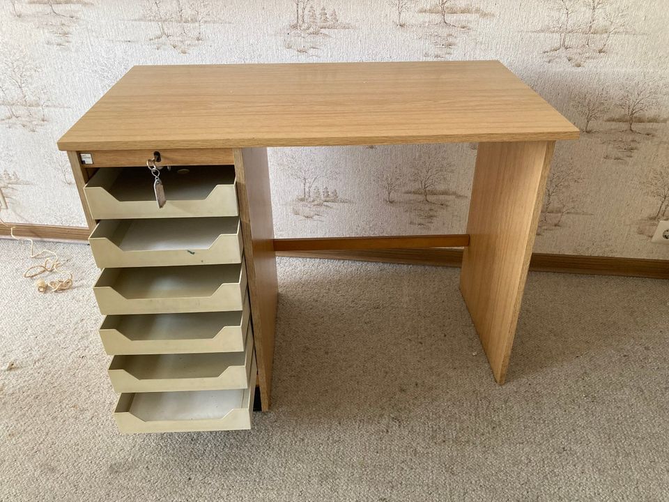 kleiner Schreibtisch mit Schubladen/ Auszügen, helles Holzdekor in Osnabrück