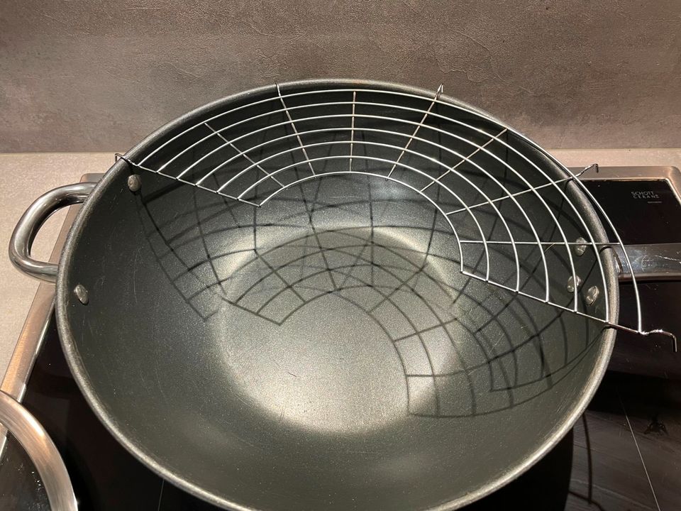 Wok Pfanne IKEA 32 cm mit Deckel Edelstahl alle Herdarten in Aumühle bei Hamburg