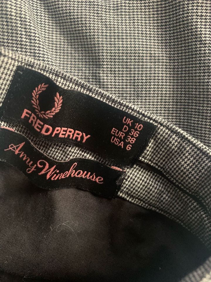 Fred Perry x Amy Winehouse Shorts Gr.36 in Bad Segeberg