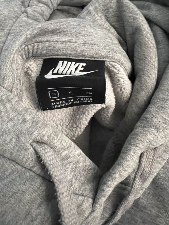 Nike Pulli in Regensburg