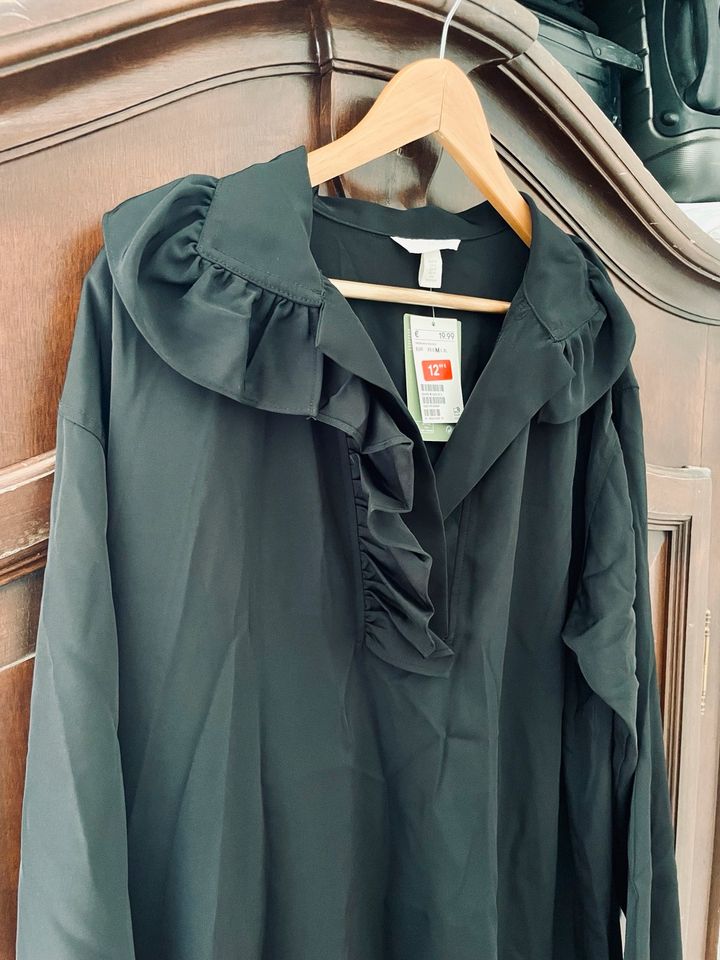 Bluse schwarz Kragen Rüschen oversize H&M M in München