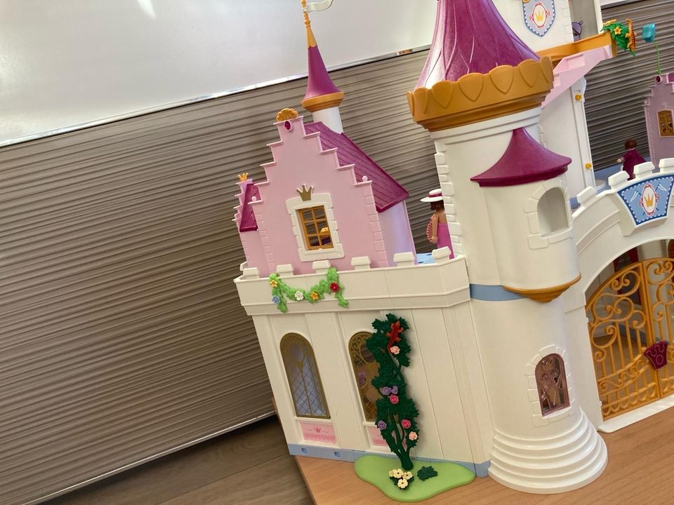 Playmobil Schloss mit Zubehör in guten Zustand … in Lugau