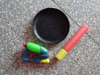 Paket mit Frisbee, Wasserpistole, Wasserspritze München - Moosach Vorschau