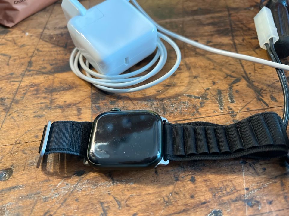 Apple Watch, Series 7, GPS + Cellular, 45 mm in Berlin
