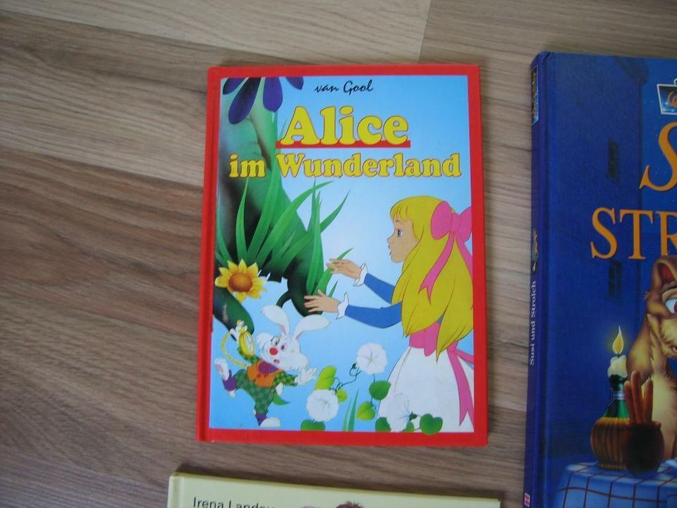 5 verschiedene Kinderbücher (Das Schneewittchen ist schon weg) in Freiburg im Breisgau