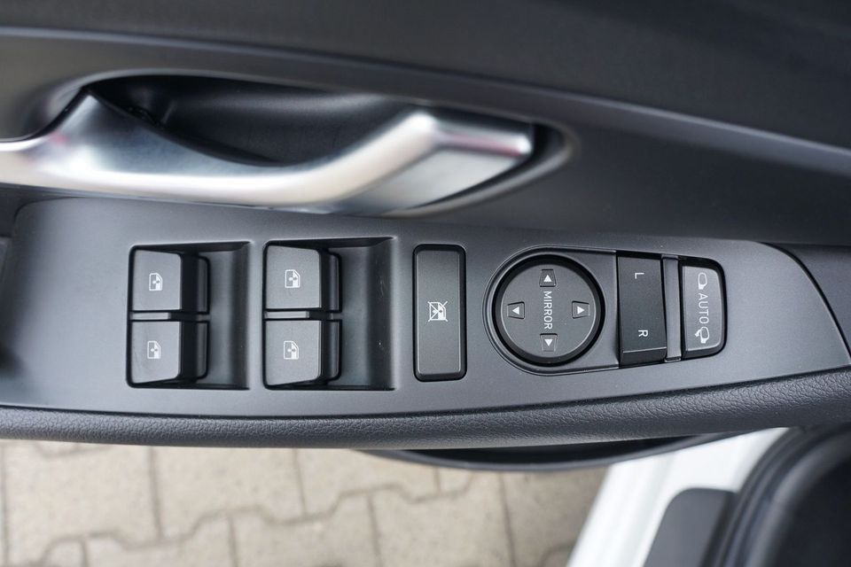 Hyundai i30 1.6 CRDi Premium LED Navi ACC Kamera Keyless in Senftenberg