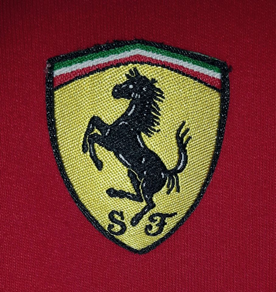 Original FERRARI T-Shirt 01512327 V-Ausschnitt Gr 3 Rot NEUWERTIG in Bruckmühl