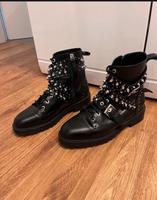 Zara Stiefel Biker Boots Stiefeletten schwarz Nieten Schuhe Leder Frankfurt am Main - Bornheim Vorschau