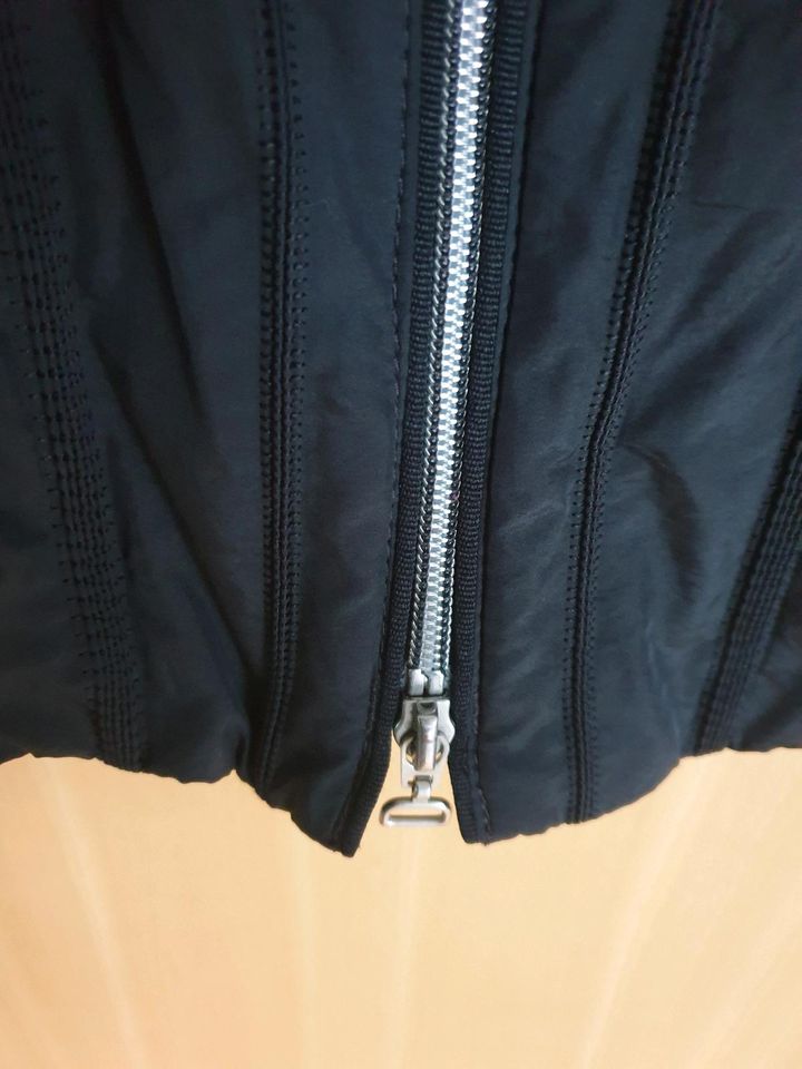 Bonita leichte Jacke Frühling schwarz Gr. 46 mit schönen Details in Heimbach