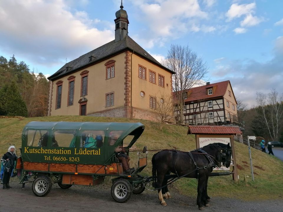 Hochzeitskutsche Kutschfahrt Planwagenfahrt in Großenlüder