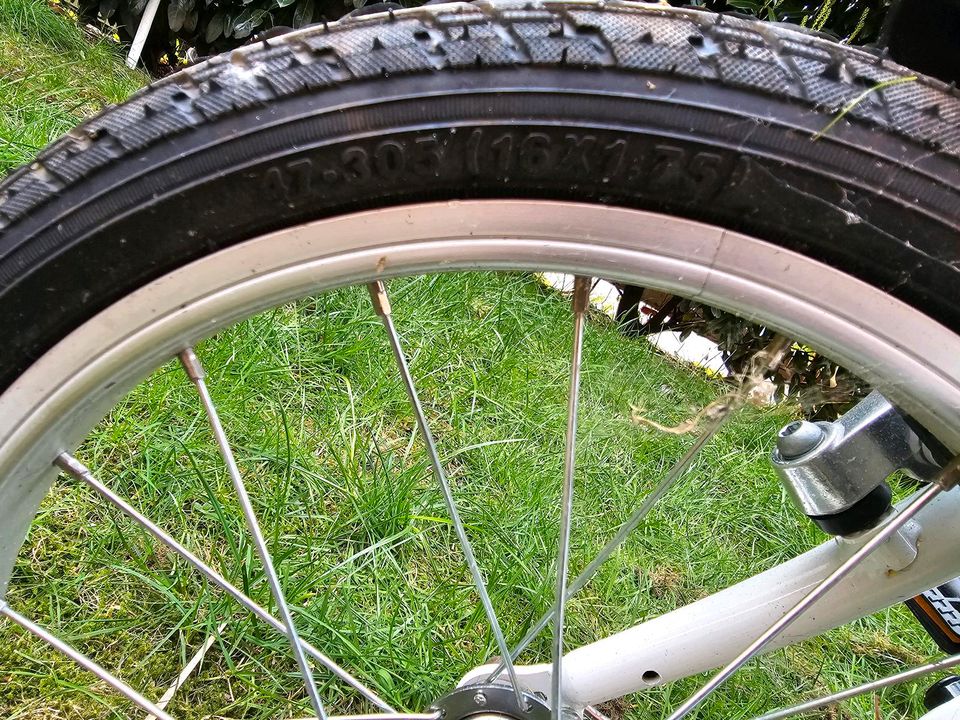 Kinderfahrrad mit Körbchen in Sittensen