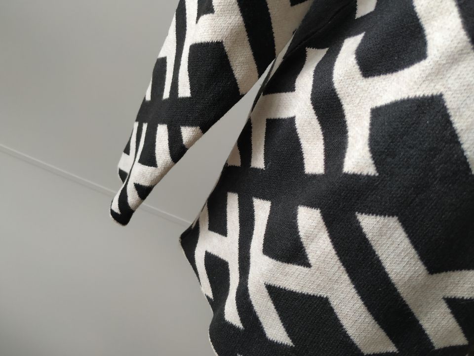 Italy Pullover Stehkragen schwarz weiß Muster weich S M Neu in Breitengüßbach