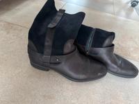 Tommy Hilfiger Lederstiefel Stiefel Boots Stiefeletten Gr 40 Hessen - Oestrich-Winkel Vorschau